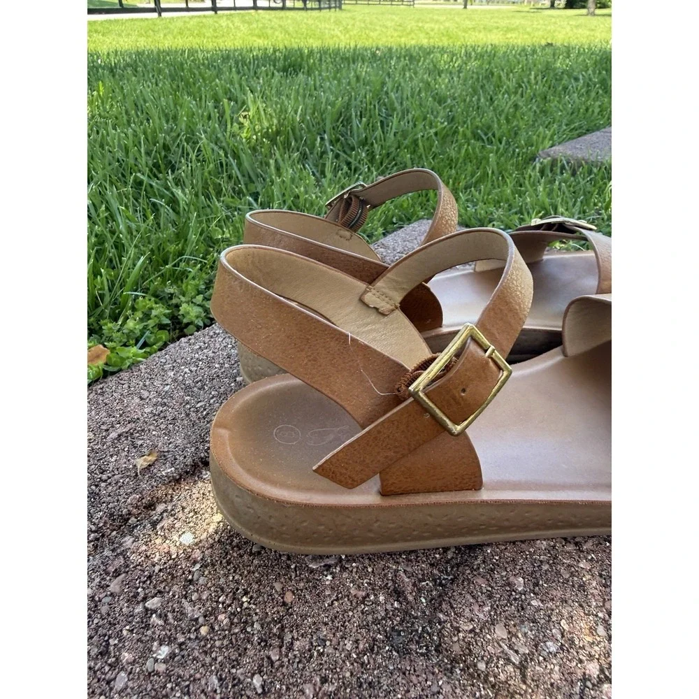 Forever Comfort Tan Faux Leather Buckle Flat Adjustable Strappy Sandals Size 8